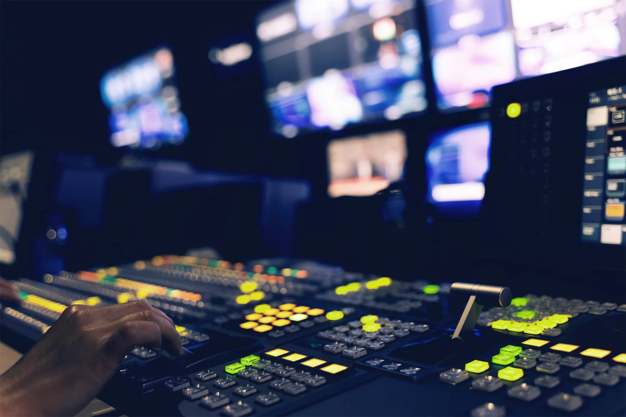 複数のスクリーンでライブスポーツフィードを監視している技術者がいる、ESPN Netherlands の放送コントロールルーム。